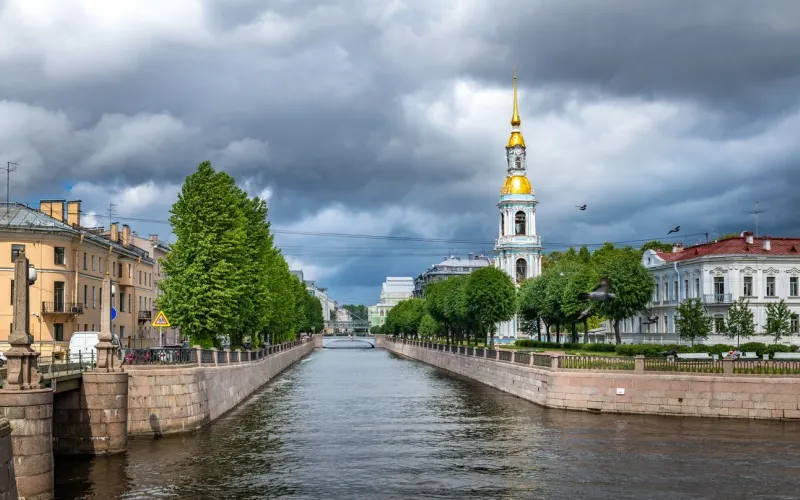 Петербург — как витрина Империи: масштаб площадей и роскошь дворцов от Петра до Путина