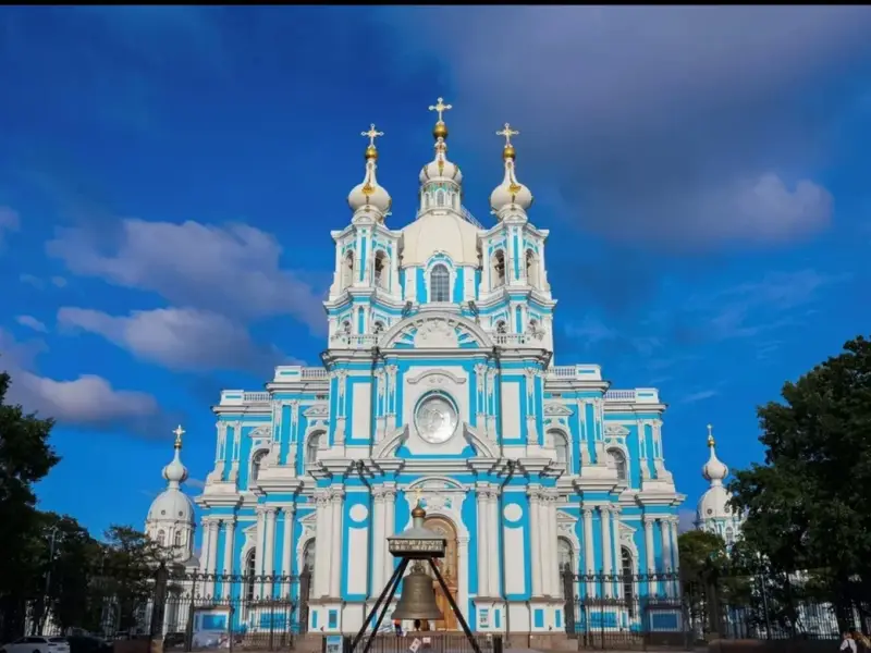 Александро-Невская лавра и Смольный собор — архитектурные жемчужины Петербурга