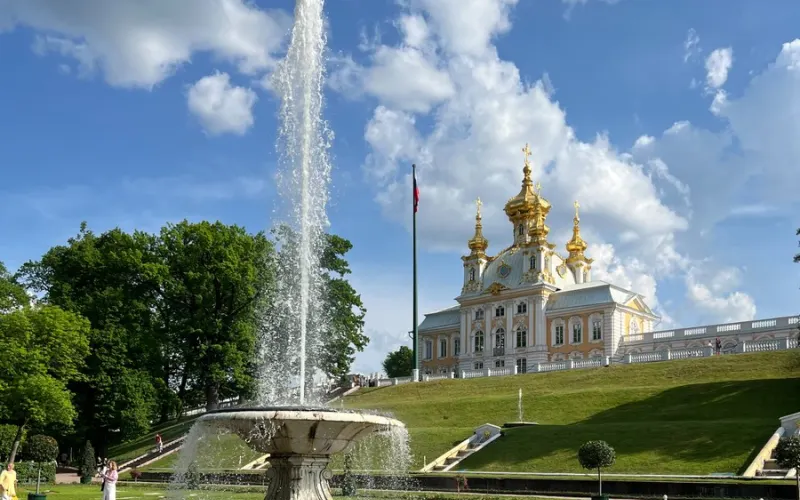 Фотопрогулка по Петергофу «Волшебство фонтанов и аллей»